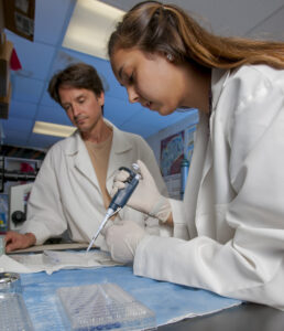Anna Ptasinski '18 and biology professor Bob Kurt conduct research in the laboratory.